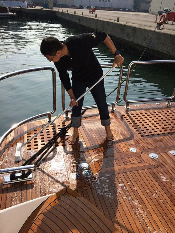 FixTech Teakseal TS500TC cleaner in action at Horizon yachts